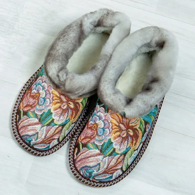 Чуни из овчины с гобеленом «Цветы»