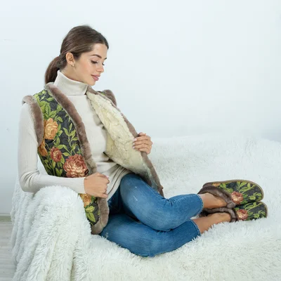 Чуни из овчины с гобеленом «Розы»