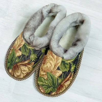 Чуни из овчины с гобеленом «Розы»