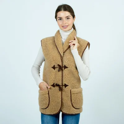 Жилет из овечьей шерсти «Капучино» с воротником