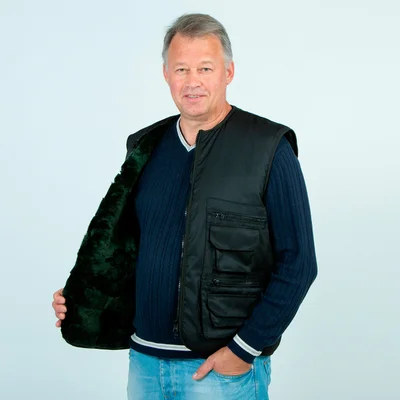 Жилет из овчины с карманами черный