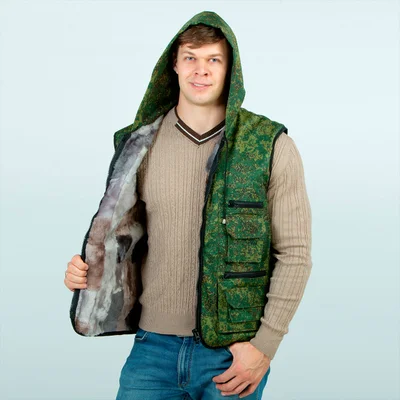 Жилет камуфляжный из овчины с карманами и капюшоном