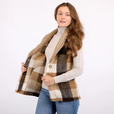 Жилет из овечьей шерсти в клетку