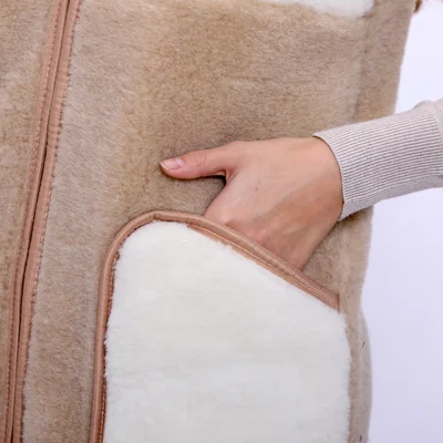 Жилет из овечьей шерсти светлый комбинированный с воротником 