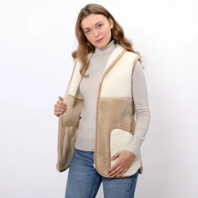 Жилет из овечьей шерсти светлый комбинированный с воротником 