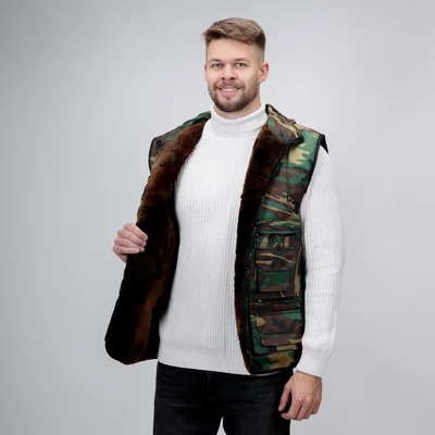 Жилет из овчины с карманами и капюшоном