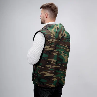 Жилет из овчины с карманами и капюшоном