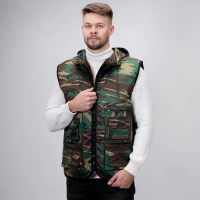 Жилет из овчины с карманами и капюшоном