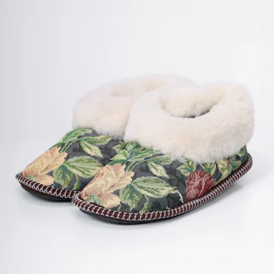 Чуни из овчины с гобеленом «Розы» с белой опушкой
