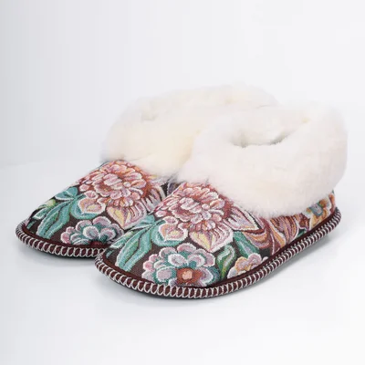 Чуни из овчины с гобеленом «Цветы» с белой опушкой